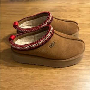 Ugg tazz platforms. Size 7, color chestnut. Only worn a few times.